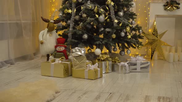 Decorated Christmas Tree. alt