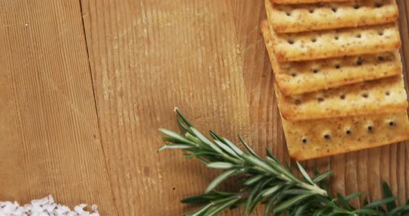 Crispy biscuits, rosemary herb and sliced meat alt