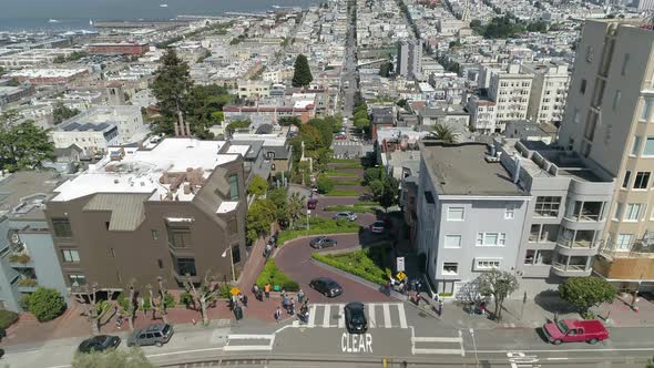 Aerial view of Lombard Street, San Francisco alt