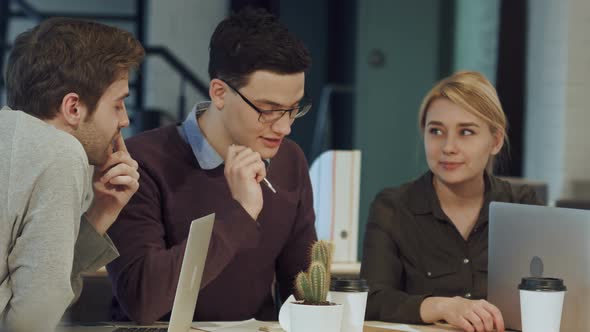 Young Business People Discussing in Meeting Room at Creative Office alt