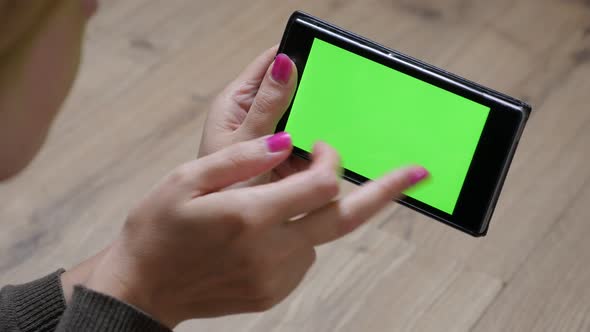 Home and room  modern woman holding smart phone with green screen display 4K 2160p 30fps UltraHD vid alt