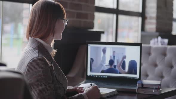 Online Training, the Girl Entrepreneur Is Remotely Training for Advanced Training Raises Her Hand