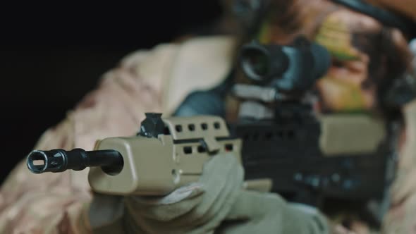 Soldier Aiming an Automatic Rifle with Collimator  Modern Warfare Battlefield alt