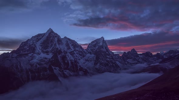 Taboche and Cholatse Mountains at Evening Twilight. Himalaya, Nepal alt
