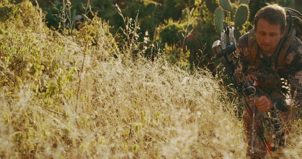 Bowhunter smoothly gets into position and draws bow alt