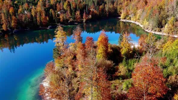 Beautiful Autumn Landscape on the Lake Ödsee in the Mountains in Upper Austria Salzkammergut alt