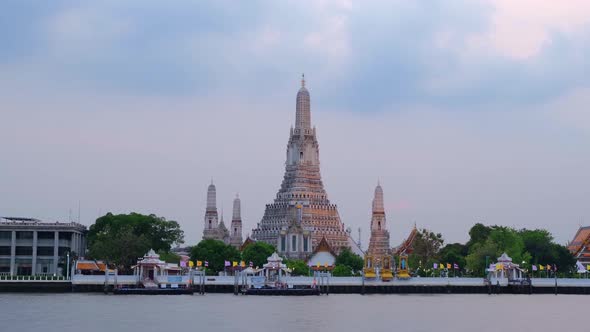 4K : Time lapse Landmark of bangkok Temple of Wat Arun alt