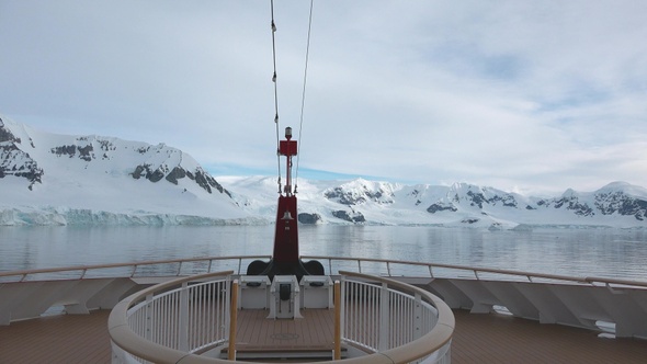 Cruise ship in Antarctica. Travel to the Antarctic peninsula. A beautiful polar nature. alt