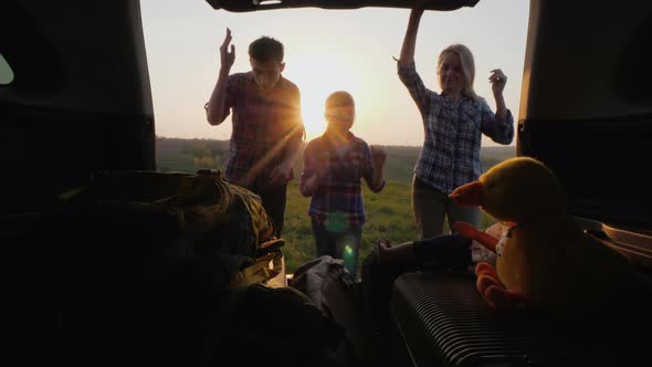The Family with the Child Came To Rest, Get Things Out of the Trunk of the Car alt
