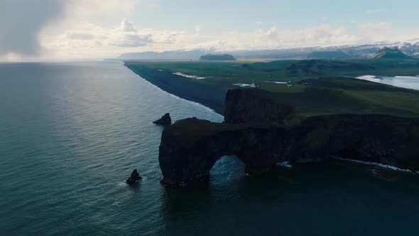 Iceland Black Sand Beach with Huge Waves at Reynisfjara Vik alt