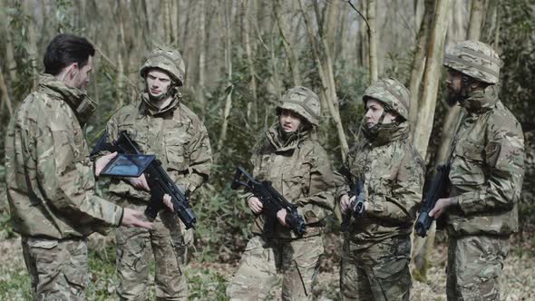 Army soldier giving instructions to team on training