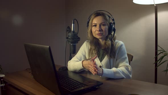 Girl Video Blogger alt