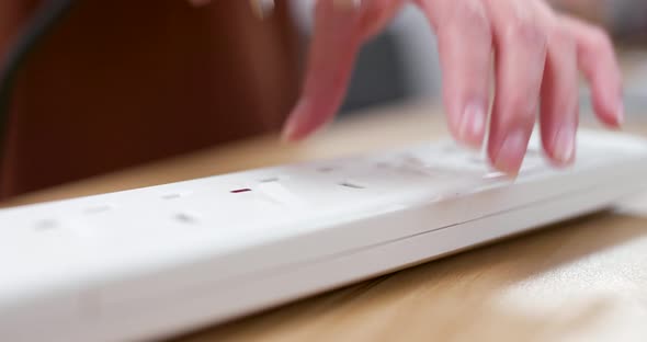 Plug in the power cord on power socket alt