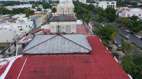Aerial push in along the Paseo de Montejo revealing the Palacio Canton archaeology museum and the Ca alt