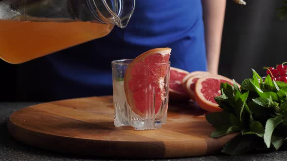 Cooking grapefruit lemonade with mint alt