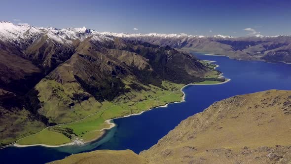 Beautiful Lake Hawea in New Zealand alt