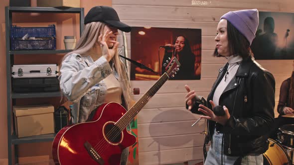 Girl Band Rehearsing In Studio alt
