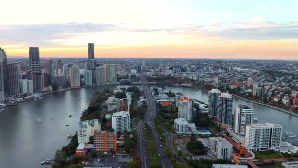 Panoramic View Of Southern Suburbs In Kangaroo Point With Cars Driving Across The Story Bridge In Br alt