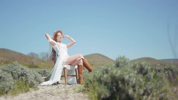 Pretty young woman enjoying sunny summer da alt