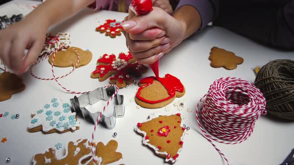 Decorating of Christmas gingerbread cookies alt