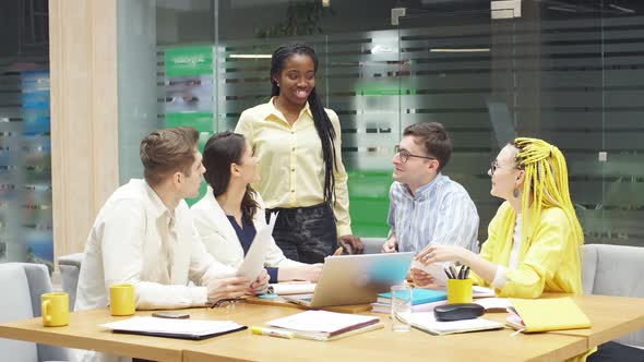 Woman with Yellow Drread Gesturing, Explaining Her Opinion To Partner alt