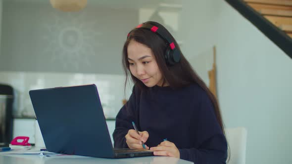 Asian Student Listening Online Free Audio Course alt