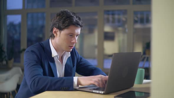 Guy Have Trouble at Work alt