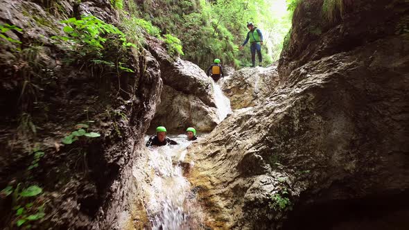 Aerial view of a group of people canyoning in Soca river, Slovenia alt