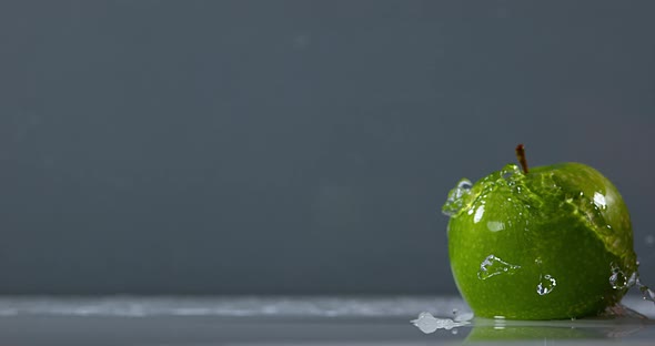 Granny Smith Apple, malus domestica, Fruit falling on Water against Black Background, Slow Motion 4K alt