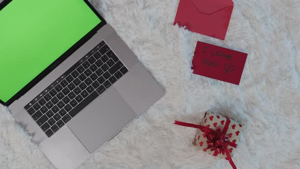 Searching Gift On Internet alt