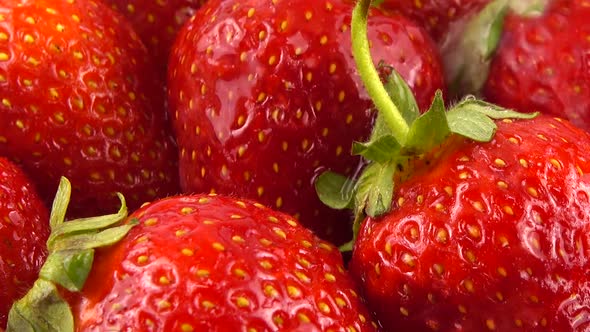 Drops of water fall on strawberries. alt