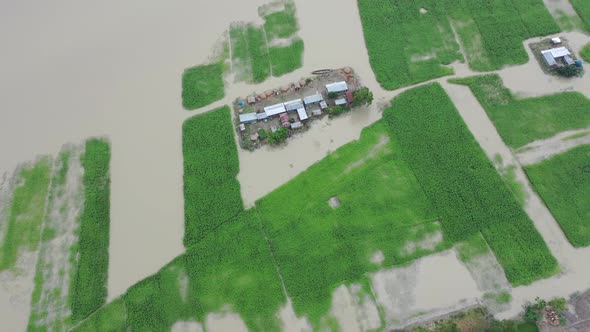 Aerial view of a residential district in Keraniganj flooded by monsoon rains in Dhaka province, Bang alt