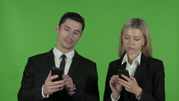 Ambitious Business People Using and Sharing Smartphone Information, Chroma Key alt