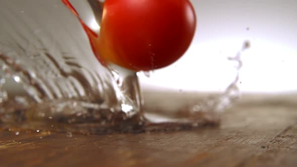 Tomato with water splash, Slow Motion alt