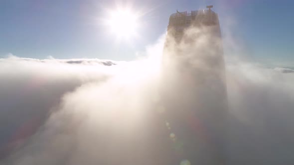 The top of Salesforce Tower with the sun in the background. alt