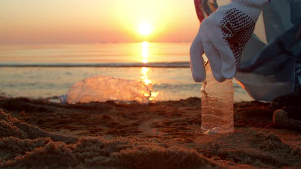 Cleaning the Beach From Plastic Waste alt