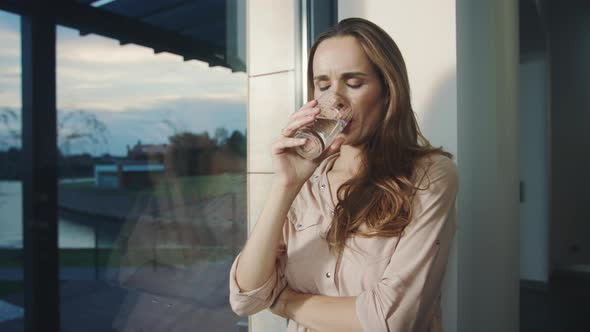 Тянет низ живота при беременности на 7 неделе: почему это происходит и когда бить тревогу