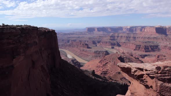 Dolly motion overlooking the Green River from Dead Horse Point near Moab Utah alt