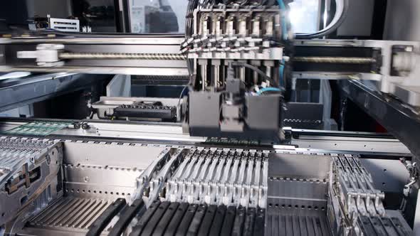 SMT machine places resistors, capacitors, transistors on circuit boards at high speed alt