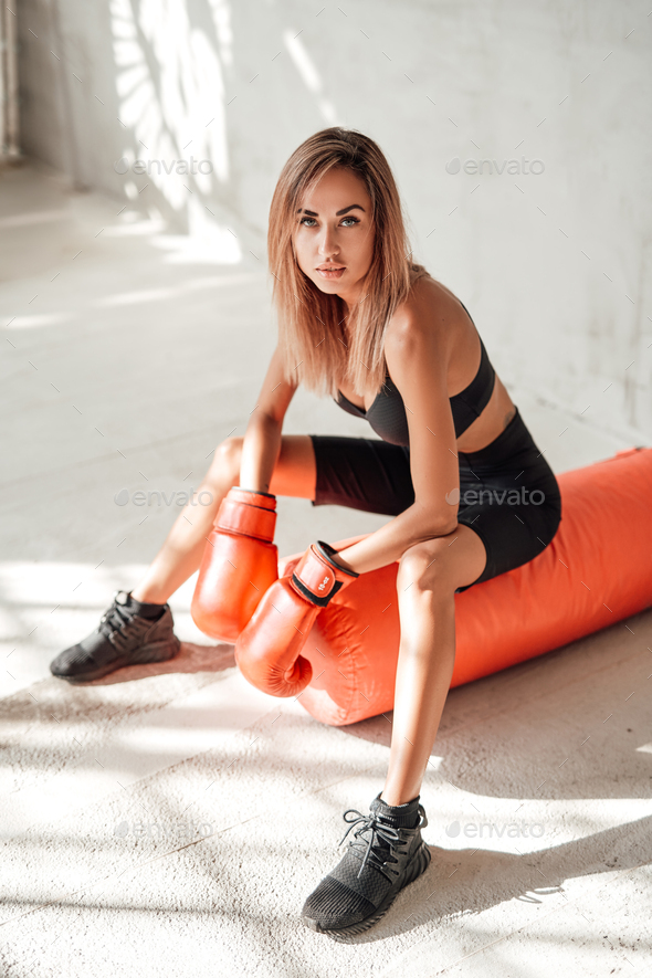 Deshabilitar Último Pronunciar Sexy young girl in a black tracksuit with a punching bag and boxing gloves  Stock Photo by fxquadro