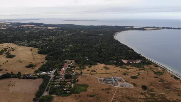 Aerial view of the coastline of Sejerøbugten with hills, fields and ocean. alt