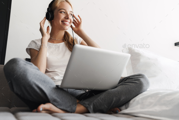 using headphones with laptop