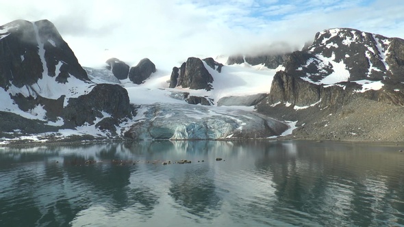 Beautiful Arctic landscape with mountains covered with glaciers in the Svalbard archipelago alt