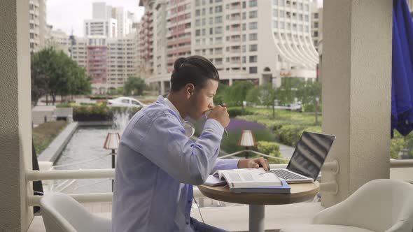 Young businessman taking notes in cafe. alt