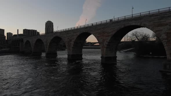 Stone arch bridge Minneapolis Minnesota, view from the Mississippi river alt