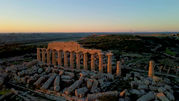 Selinunte Temple Sicily Italy Sunset at the Archeological Site of Selinunte Sicilia alt