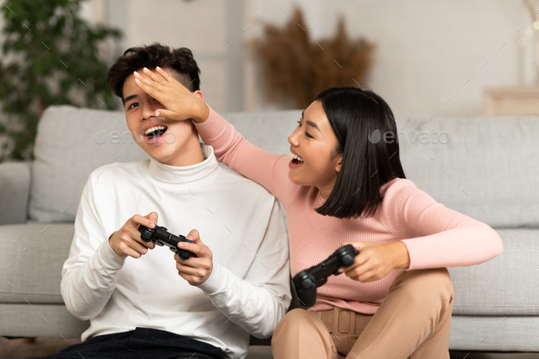 Free Photo  Girlfriend and boyfriend playing video games together