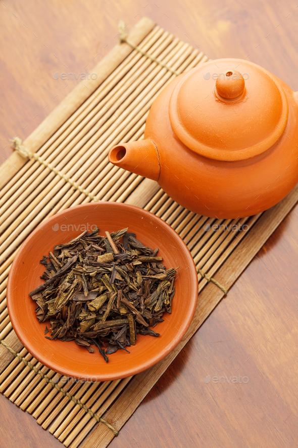 Teapot and dried tea leave