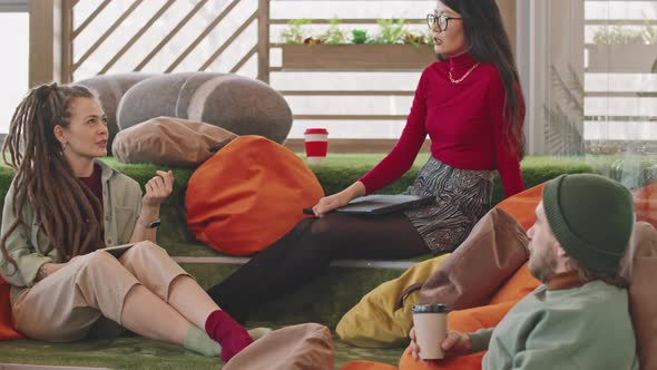 Young Start-Up Employees Discussing Project alt