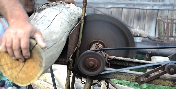 Cutting Woods With Saw Blade 1